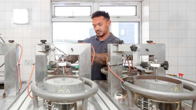 SteelPhalt_Technician_quality_testing