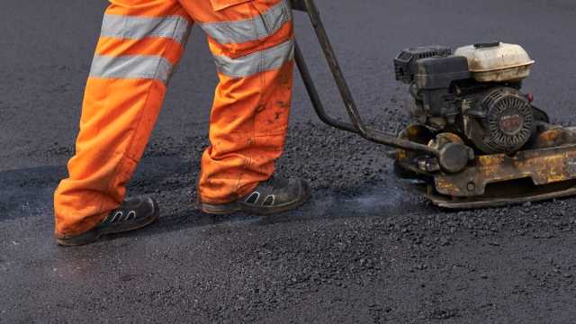 SteelPhalt_SteelPatch_laying_asphalt