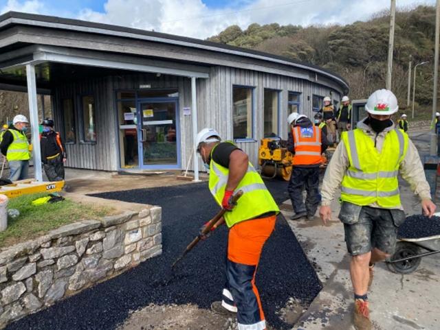 SteelPhalt team laying asphalt