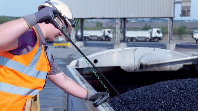 construction worker making products