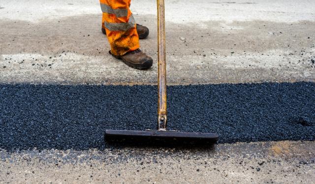 SteelPhalt_SteelPatch_laying_asphalt